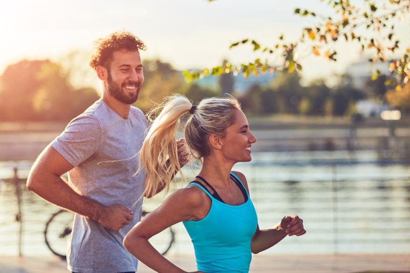 Dwoje młodych ludzi uprawiających jogging.